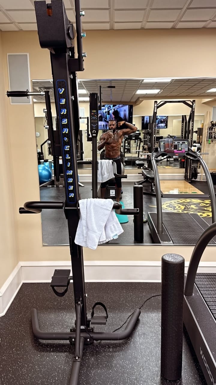 八点不到💪🏽詹姆斯完成早上训练 晒出自拍照&amp;泡冰水恢复视频