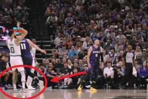 开云APP-塔图姆三分出手落地踩到小萨90度崴脚痛苦捂脚&坚持罚完离场