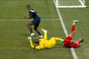 愿无大碍!穆西亚拉与多纳鲁马撞在一起,脚踝变形&被担架抬走