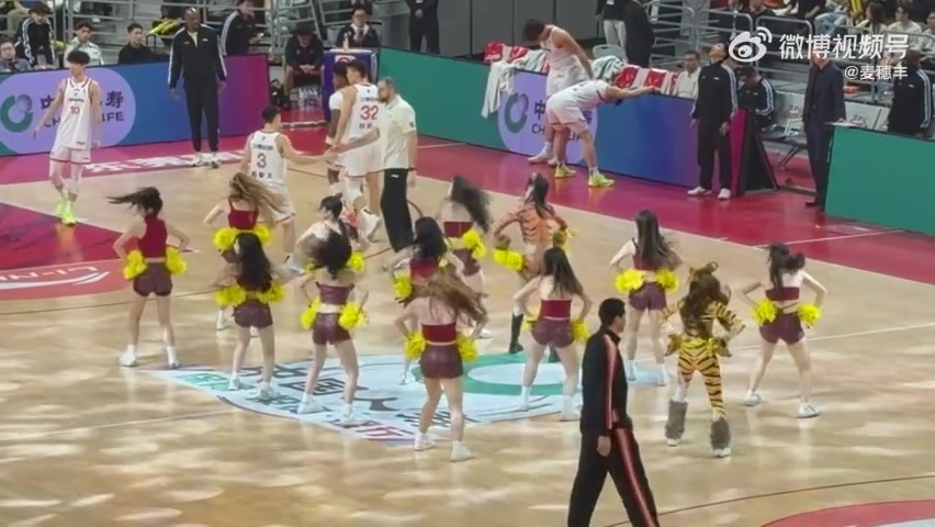 开云官网-动感十足！媒体人晒广东男篮主场啦啦队的舞蹈表演视频