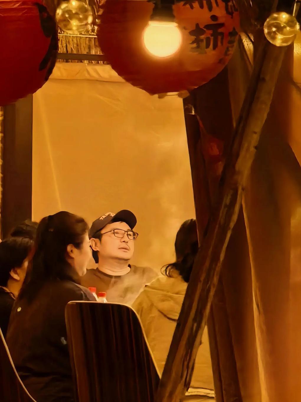 开云APP-明星过年大型 “卸妆现场”！全员恢复出厂设置，最接地气竟是他