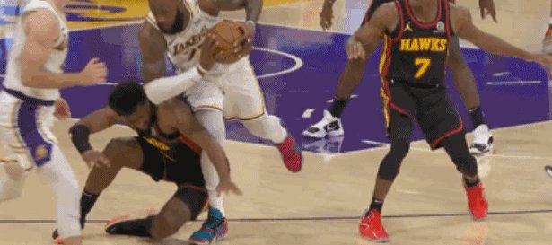 开云官网-卫冕冠军迎噩耗！詹姆斯脚踝高位扭伤将无限期休战