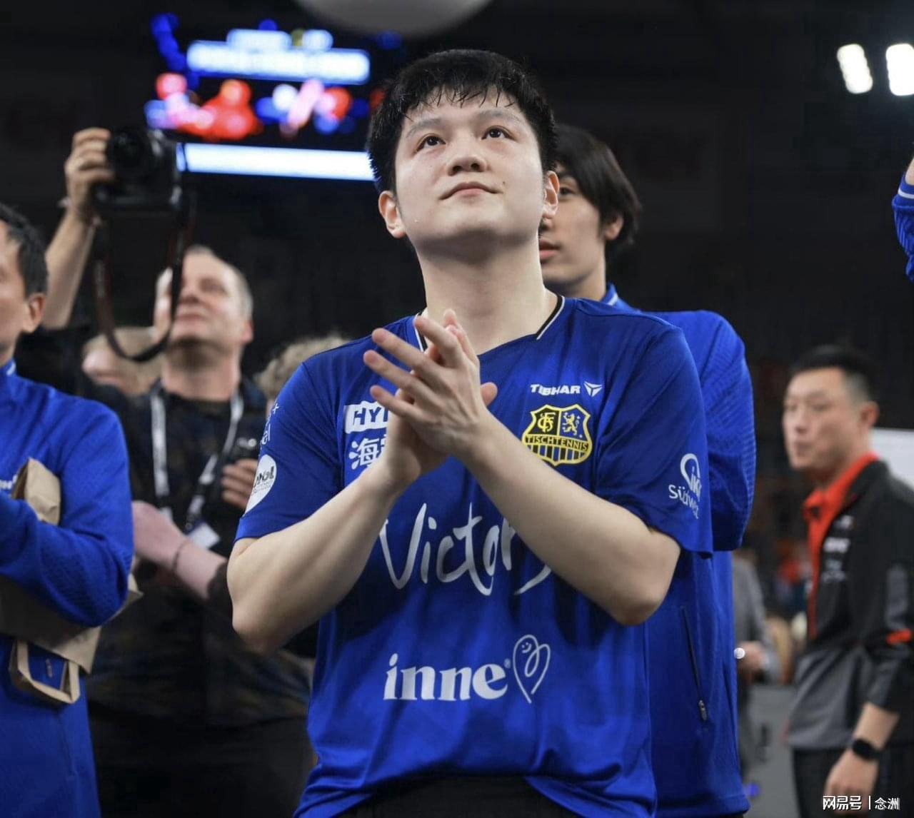 开云官网-驻法兰克福总领事现场观战樊振东！亲切握手合影 国家没忘记英雄