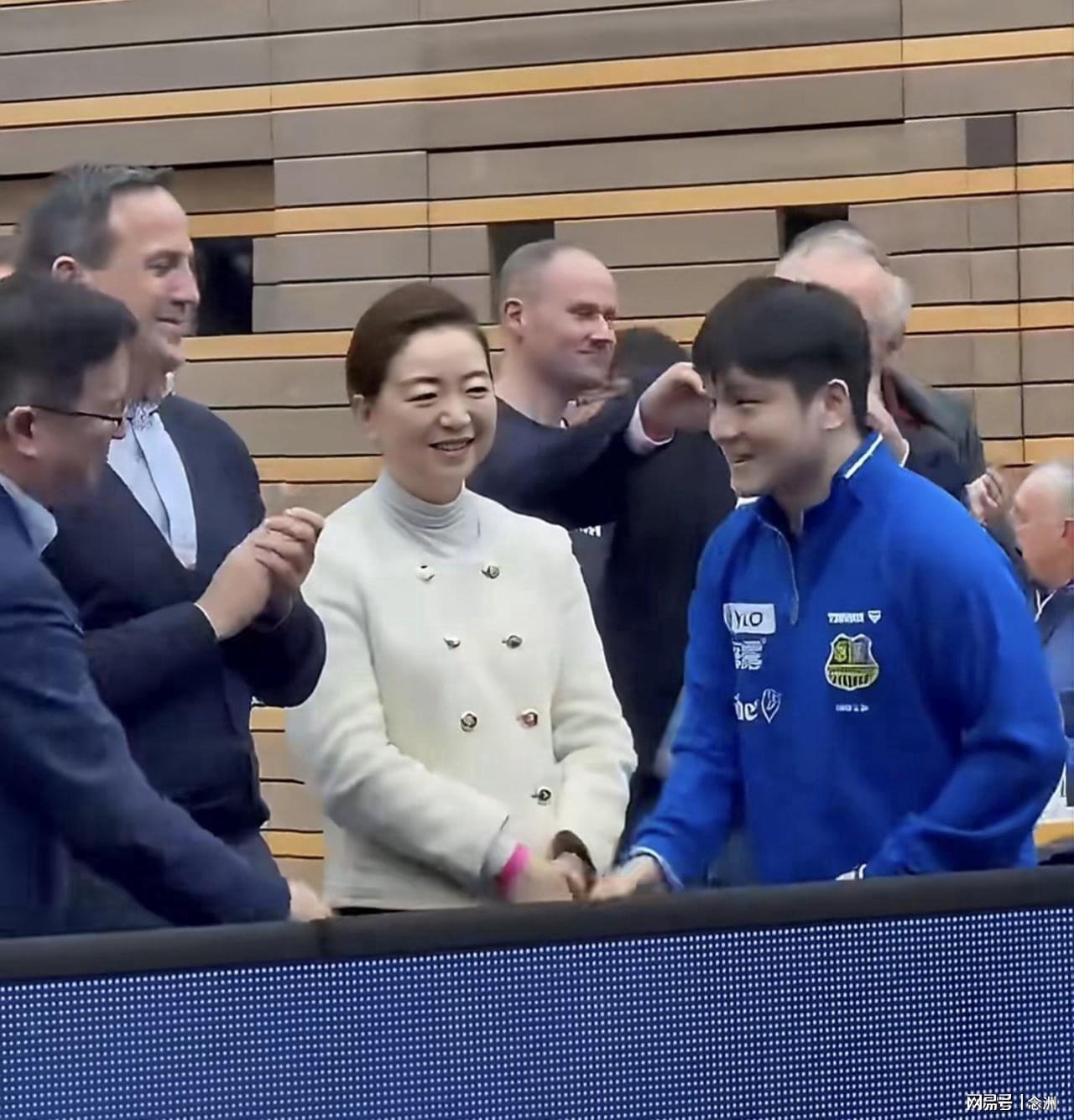 开云官网-驻法兰克福总领事现场观战樊振东！亲切握手合影 国家没忘记英雄