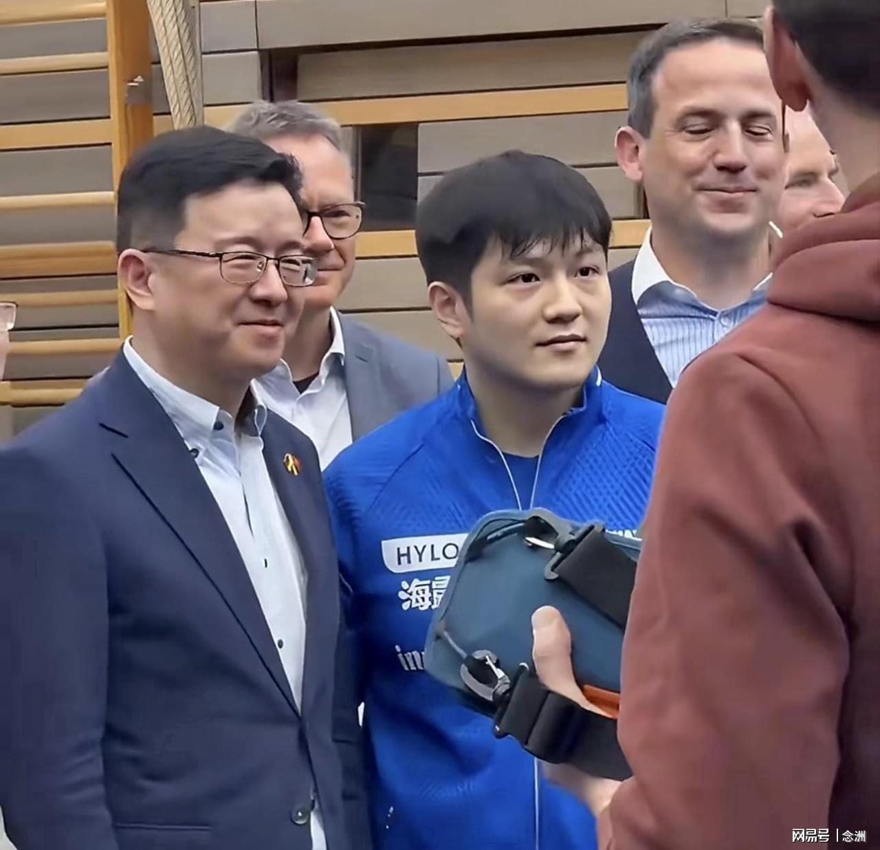 开云官网-驻法兰克福总领事现场观战樊振东！亲切握手合影 国家没忘记英雄